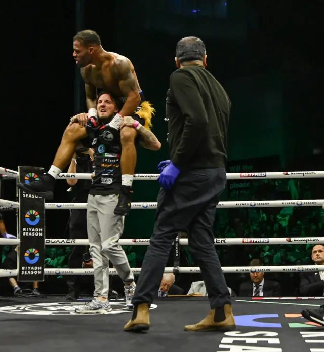 Troy Williamson celebrates on his team's shoulders