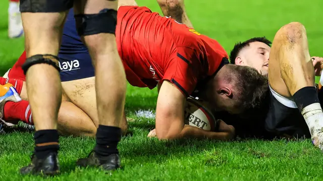 Lee Barron scores Munster try