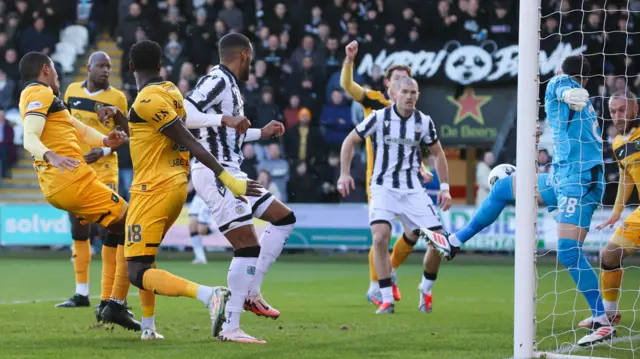 St Mirren and Livingston players