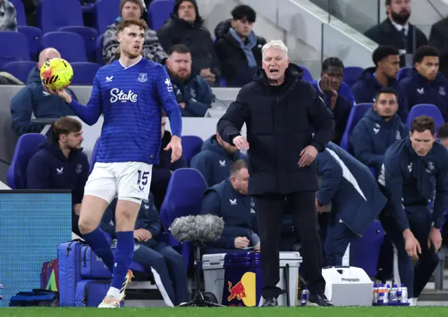 Everton's Jake O'Brien as manager David Moyes reacts during Premier League fixture between Everton vs Arsenal.