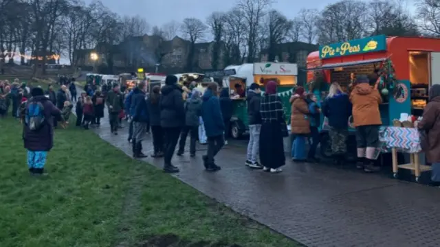 Crowds arriving at Myrtle Park
