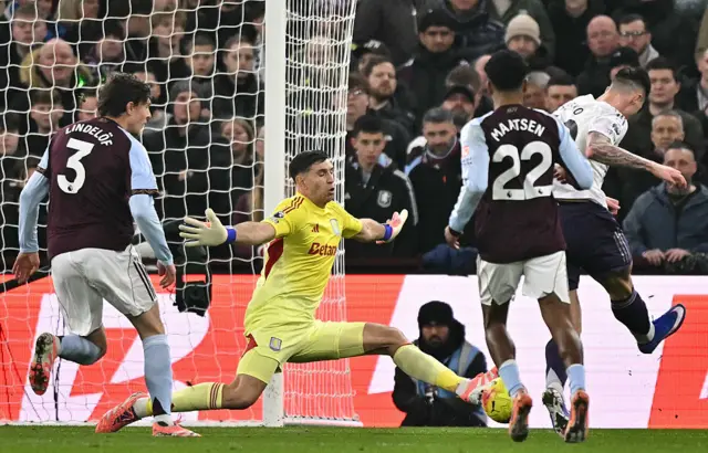 Aston Villa's Argentinian goalkeeper #23 Emiliano Martínez (2L) saves a shot from Manchester United's Slovenian striker #30 Benjamin Sesko