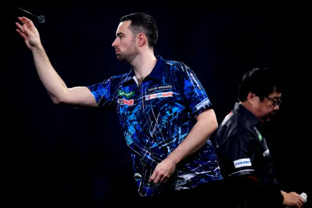 Luke Humphries throws a dart