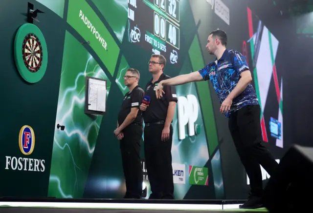 Luke Humphries throws a dart