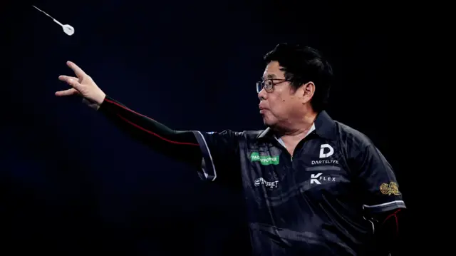 Paul Lim throws a dart