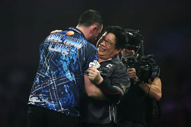 Luke Humphries embraces Paul Lim
