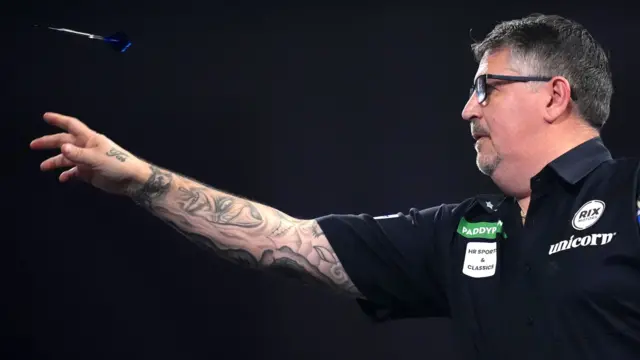 Gary Anderson throws a dart
