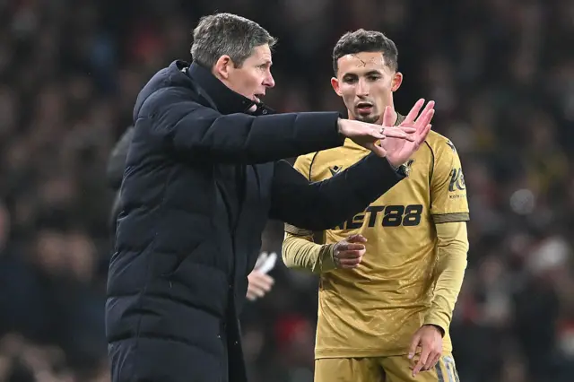 Oliver Glasner gestures to Yeremi Pino