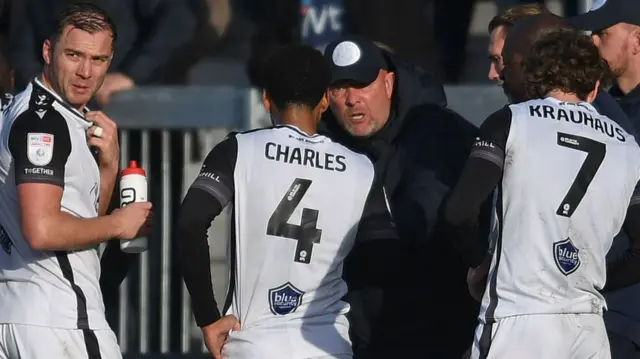 Andy Woodman talks to his Bromley players