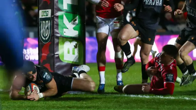 Owen Watkin try