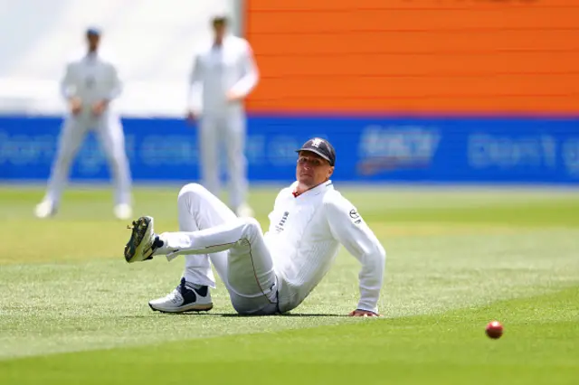 Brydon Carse of England mis times fielding the ball