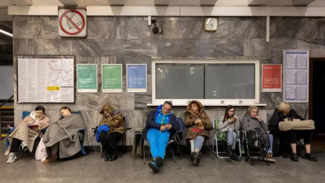 Người dân trú ẩn tại nhà ga tàu điện ngầm trong cuộc tấn công bằng máy bay không người lái và tên lửa của Nga, giữa lúc Nga tấn công Ukraine, tại Kyiv, Ukraine, ngày 27 tháng 12 năm 2025.