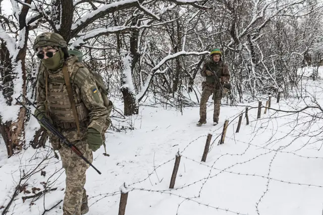 Các binh sĩ bộ binh thuộc Lữ đoàn 156 đang huấn luyện tại một bãi tập phủ đầy tuyết ở tỉnh Kharkiv, Ukraine, ngày 27 tháng 12 năm 2025.