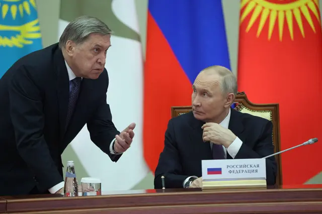 Tổng thống Nga Vladimir Putin (ngồi bên phải) lắng nghe trợ lý Yuri Ushakov (bên trái) trong Hội nghị thượng đỉnh Liên minh Kinh tế Á Âu, ngày 21 tháng 12 năm 2025 tại St. Petersburg, Nga.