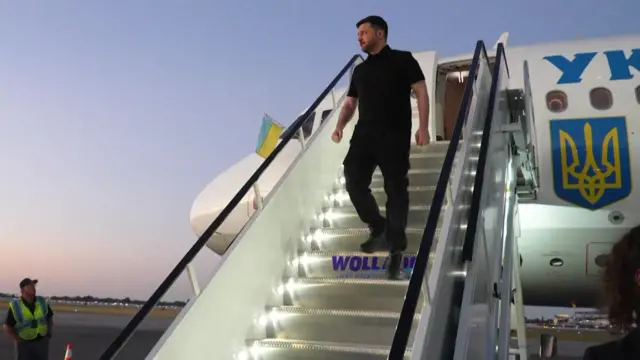Zelensky walks down aircraft stairs at Miami