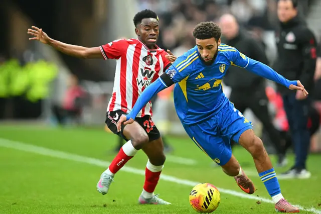 yden Bogle (R) vies with Sunderland's English Ivorian #24 Simon Adingra