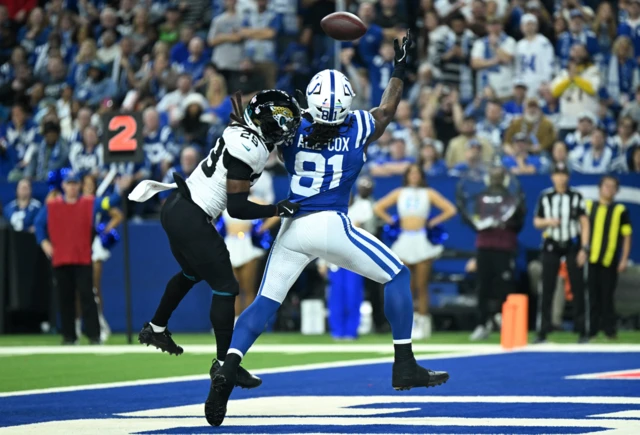 Mo Alie-Cox makes a touchdown catch against the Jacksonville Jaguars