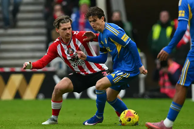 Dennis Cirkin (L) vies with Leeds United's US midfielder #11 Brenden Aaronson