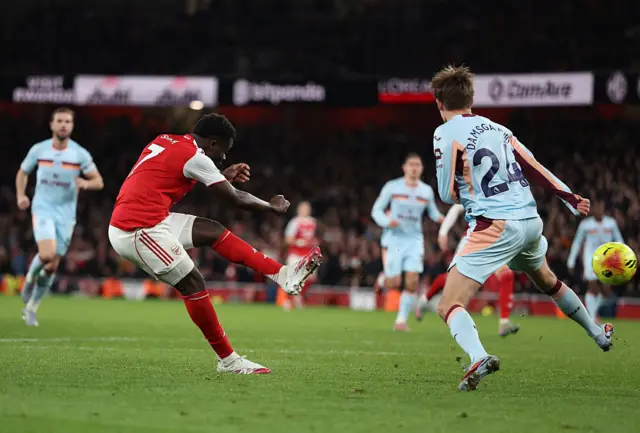 Bukayo Saka shoots