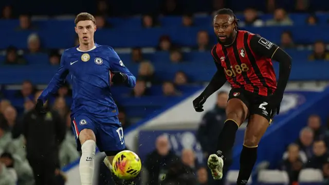 Antoine Semenyo (R) plays the ball