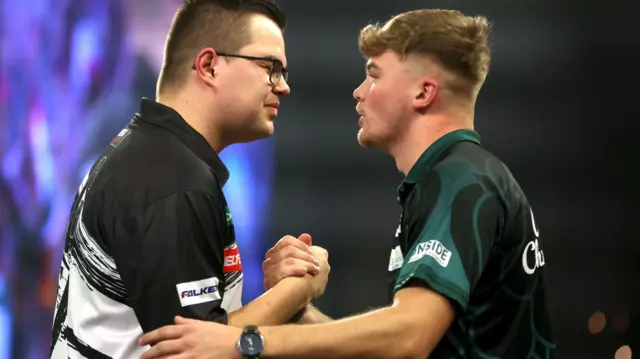 Gian van Veen shakes hands with Charlie Manby