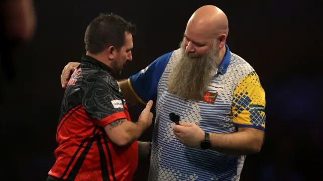 Jonny Clayton shakes hands with Andreas Harrysson