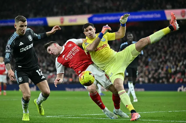 Emiliano Martínez (R) collides with Viktor Gyokeres