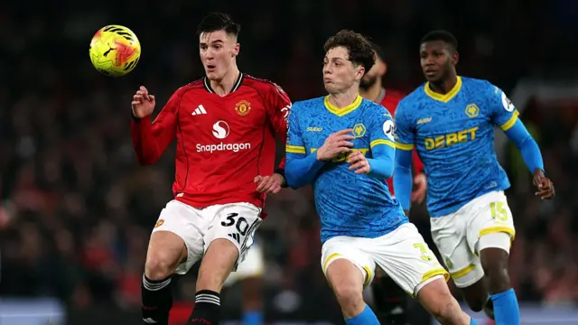 Benjamin Sesko of Manchester United looks at the ball whilst under pressure from Ladislav Krejci of Wolves
