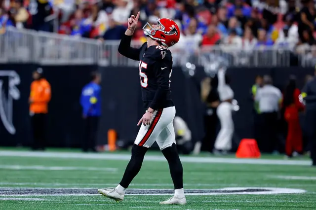 Zane Gonzalez points to sky
