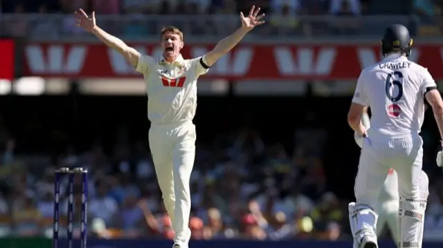 Australia's Brendan Doggett (L) shouts an unsuccessful leg-before-wicket appeal