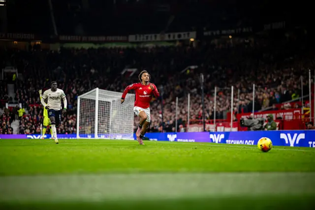 Joshua Kirkzee chases the ball