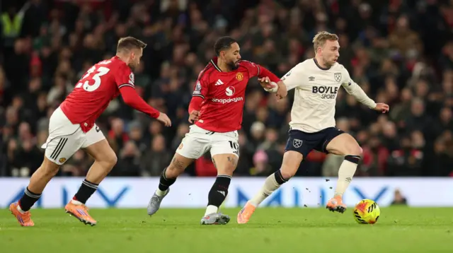 Jarrod Bowen holds off the challenge of Matheus Cunha