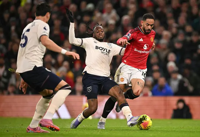 Aaaron Wan-Bissaka tackles Matheus Cunha
