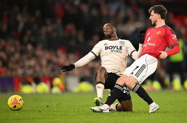 Aaron Wan Bissaka tackles Mason Mount