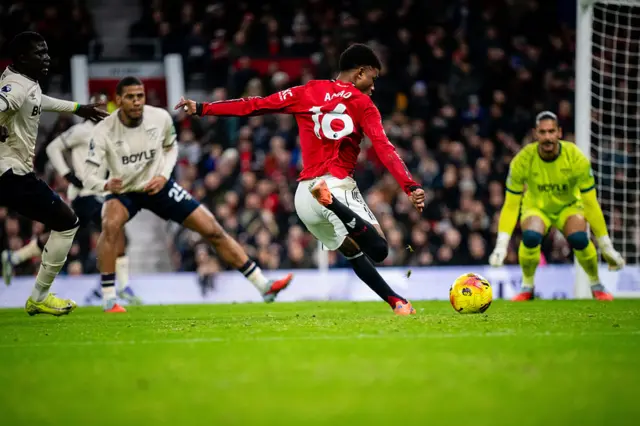 Amad Diallo strikes the balle