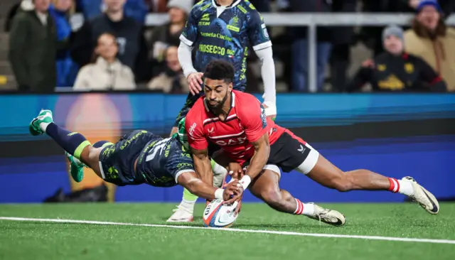 Robert Baloucoune scores a try