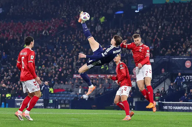 Scott McTominay le chas os cionn a' cheann is e a' faighinn a' chiad tadhal do dh'Alba an aghaidh na Danmhairg.
