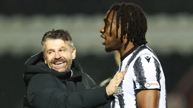 St Mirren manager Stephen Robinson celebrates with with Dan Nlundulu