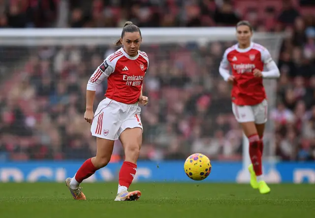 Katie McCabe of Arsenal passes the ball during the Barclays Women's Super League match between Arsenal and Liverpool at Emirates Stadium on December 06, 2025 in London, England.