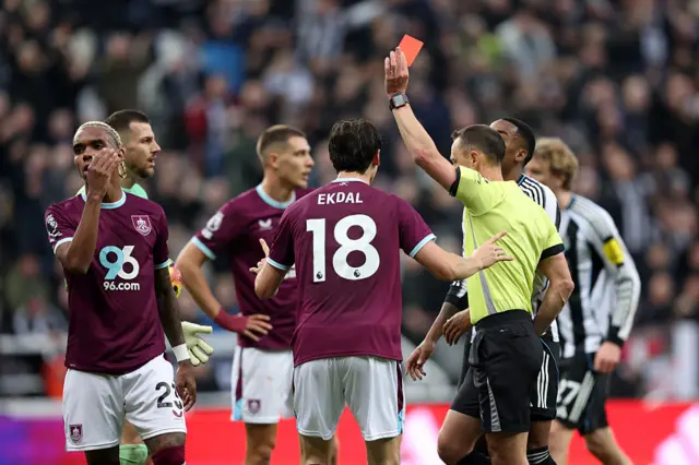 Lucas Pires is sent off with red card