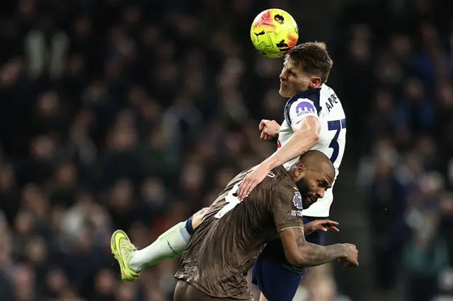 Micky van de Ven vies with Brentford's Brazilian striker #09 Igor Thiago