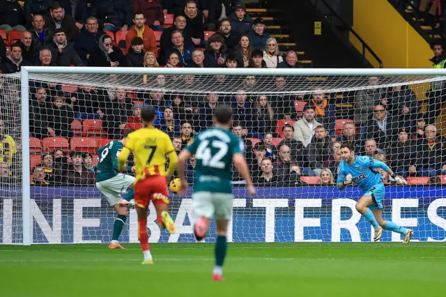 Oscar Schwartau (29) makes it 1-2