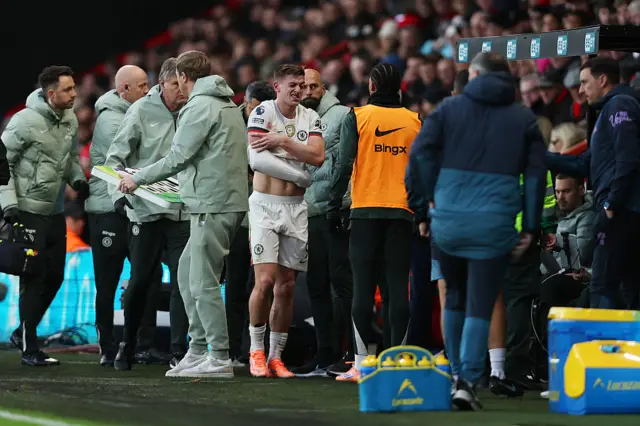 Liam Delap holding his shoulder