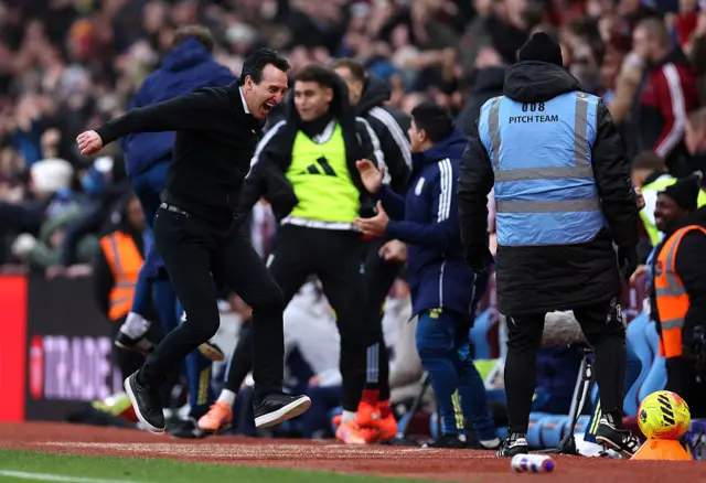 Unai Emery jumping