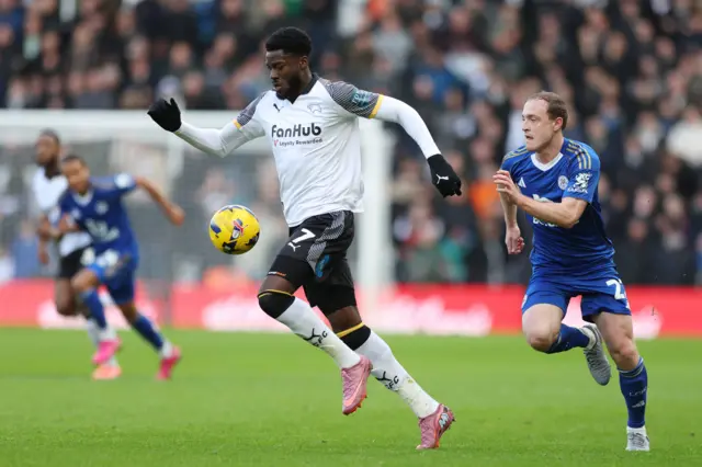 Derby County's Patrick Agyemang (left) and Leicester City's Oliver Skipp