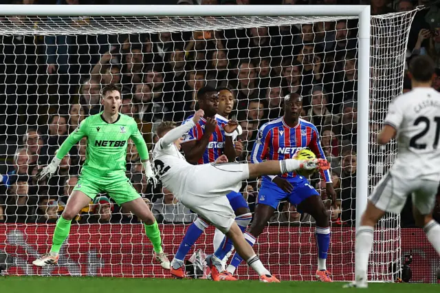 Fulham's English midfielder #32 Emile Smith Rowe shoots but fails to score during the English Premier League football match between Fulham and Crystal Palace at Craven Cottage in London on December 7, 2025.