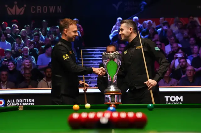 Finalists Judd Trump and Mark Selby pose for a photo