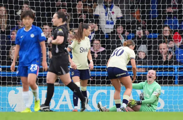 Everton goalkeeper Courtney Brosnan (right) appears injured as team-mates look on during the Barclays Women's Super League match at Kingsmeadow Stadium, London.
