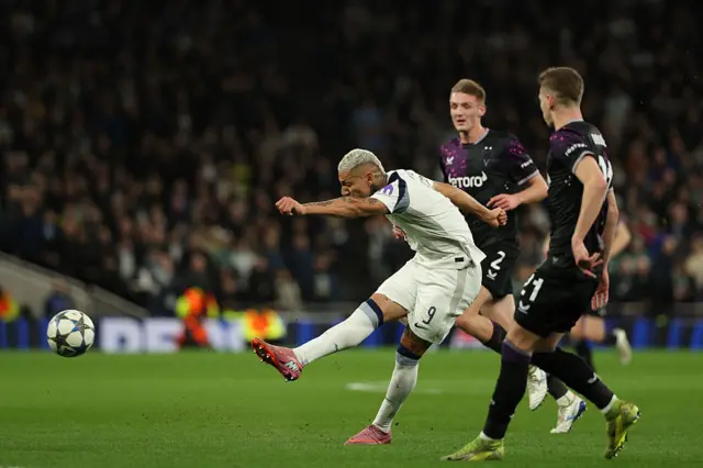 Richarlison shoots