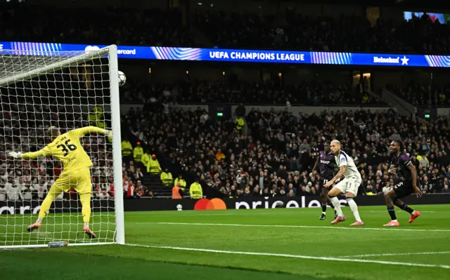 Richarlison misses